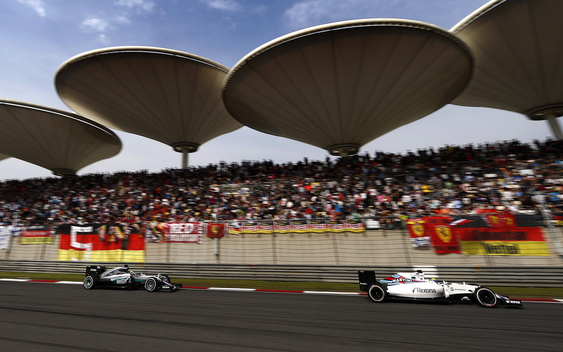 Felipe Massa a Lewis Hamilton v závodě v Číně