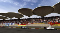 Felipe Massa a Lewis Hamilton v závodě v Číně