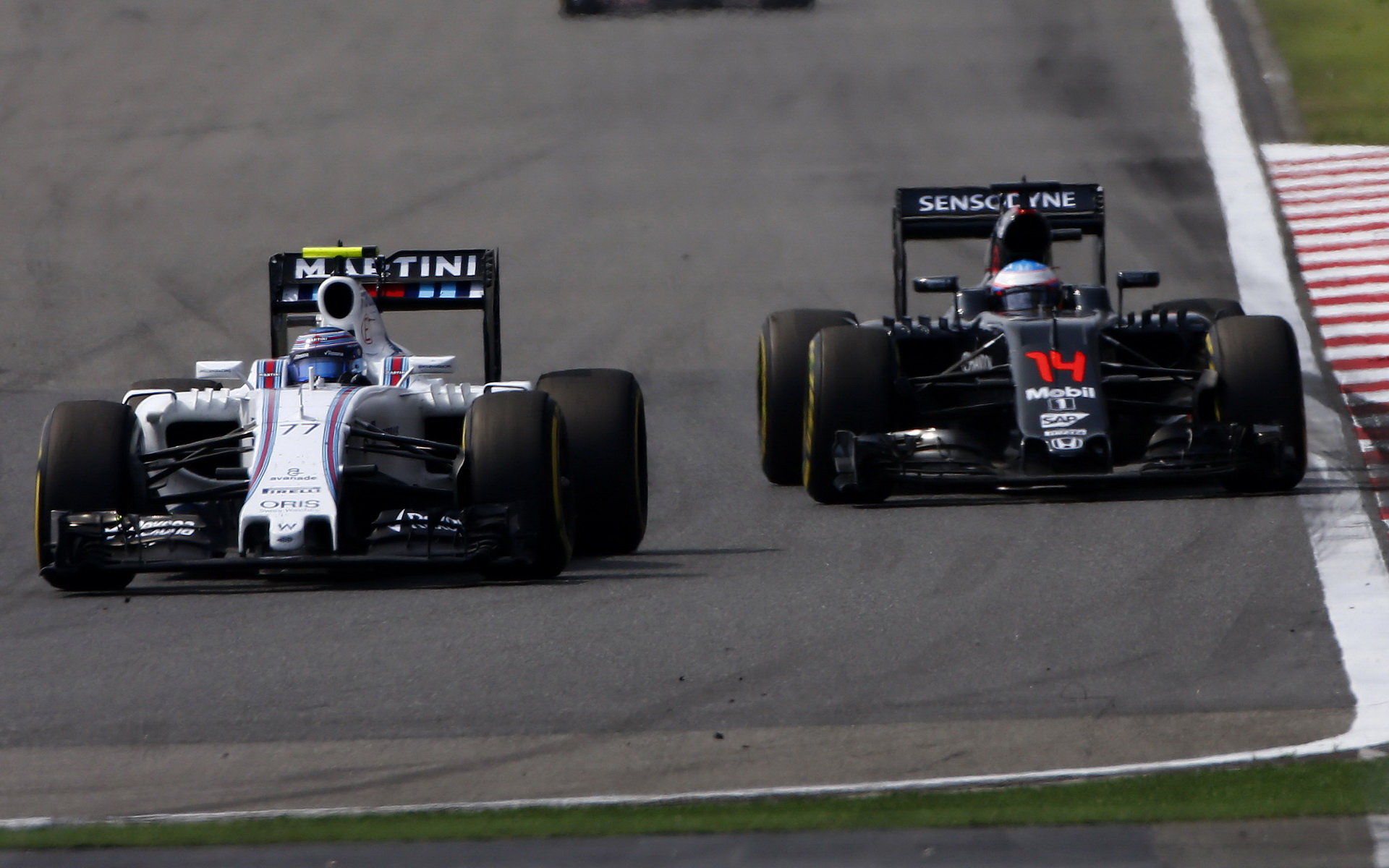 Valtteri Bottas a Fernando Alonso v závodě v Číně