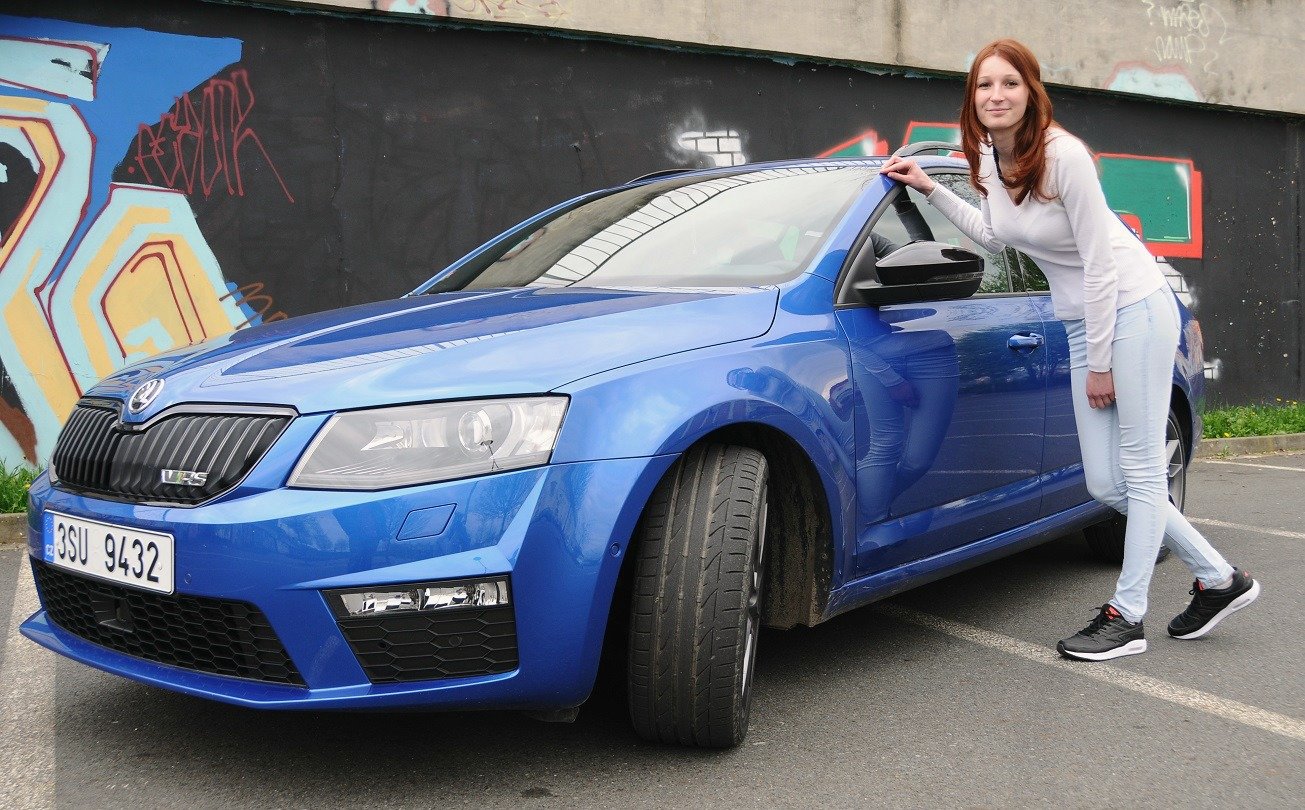 Škoda Octavia Combi RS TDI a její fanynka