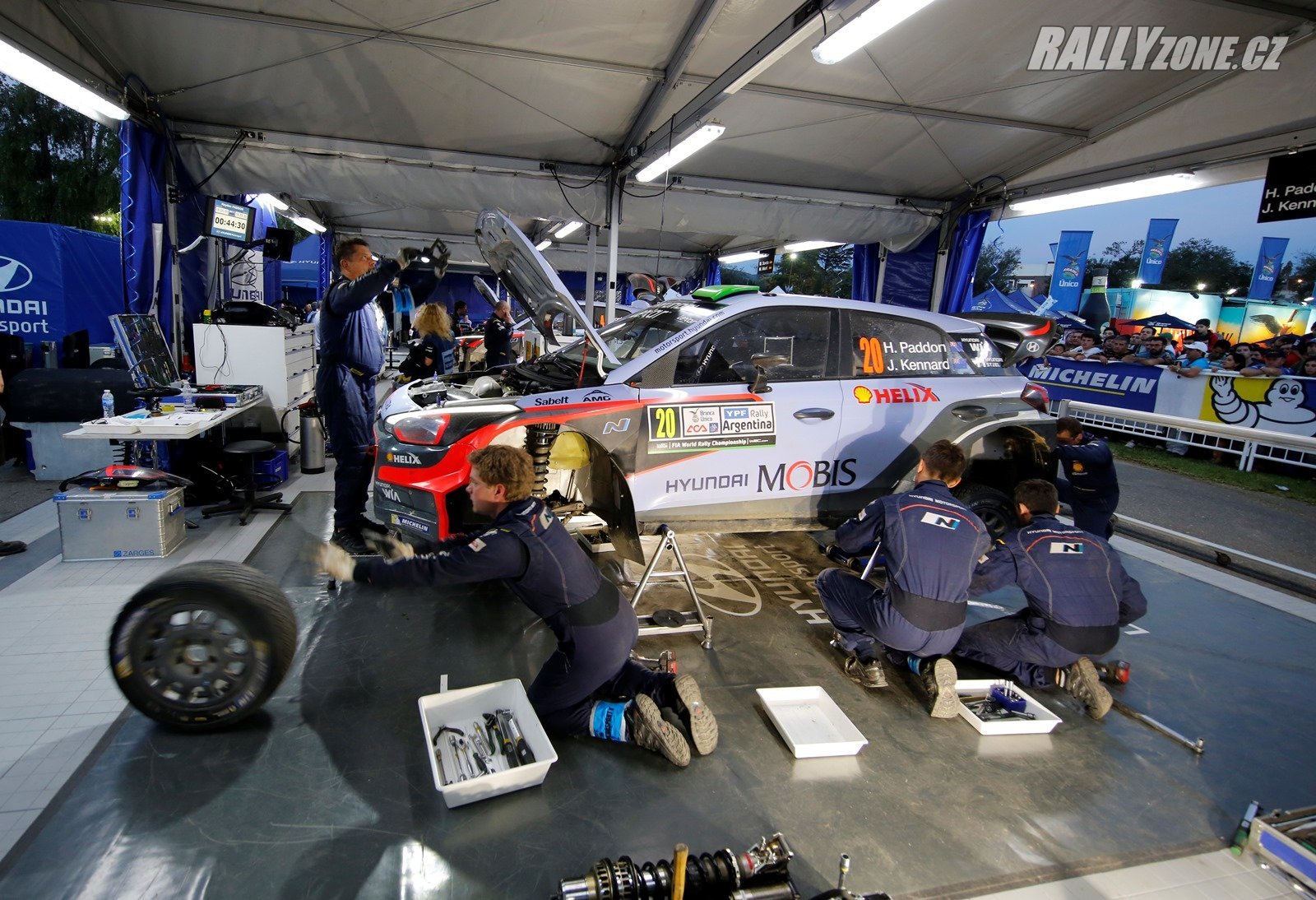 Vůz i20 WRC dvojice Paddon-Kennard v péči mechaniků