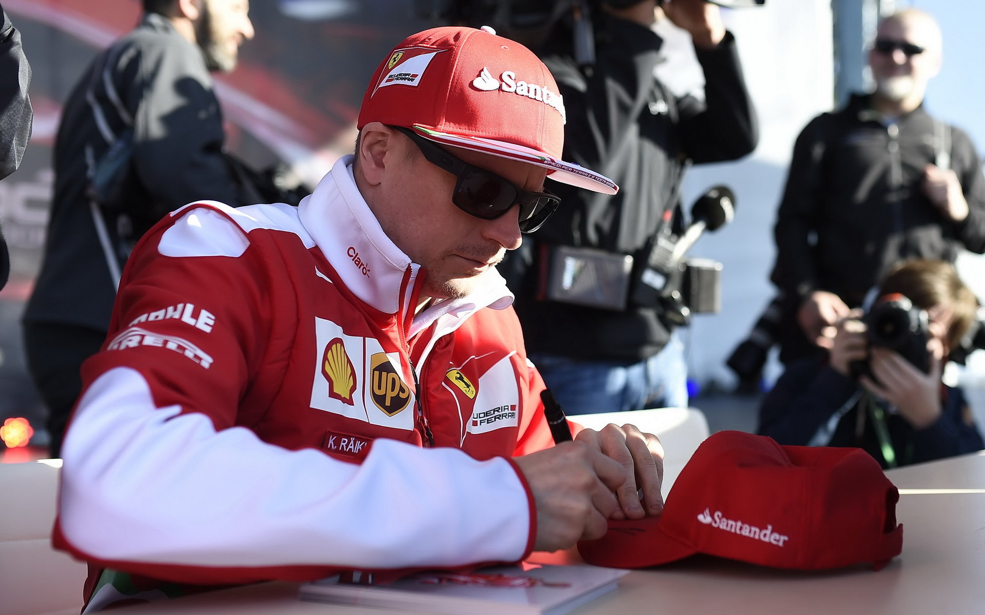 Kimi Räikkönen při autogramiádě v Soči