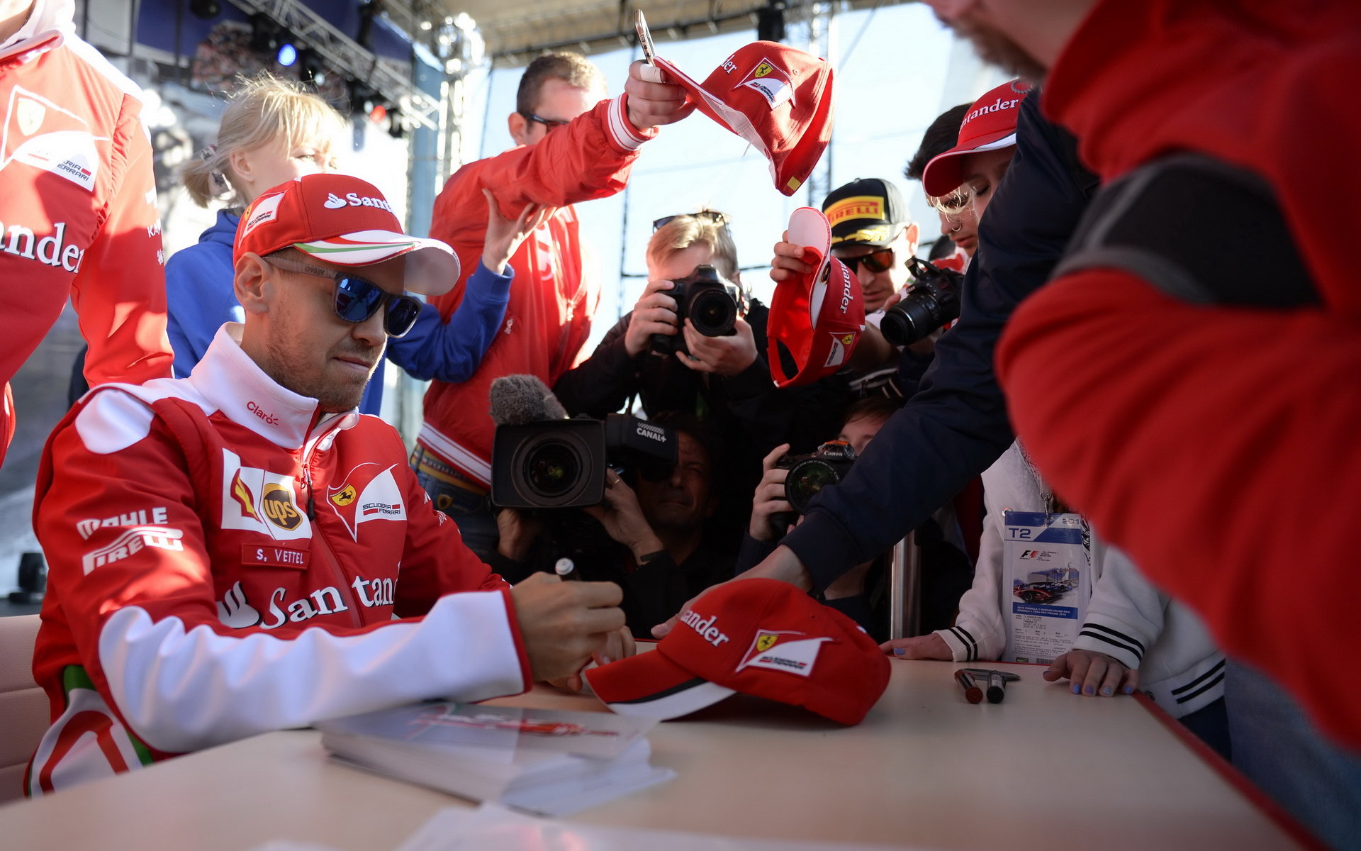 Sebastian Vettel při autogramiádě v Soči