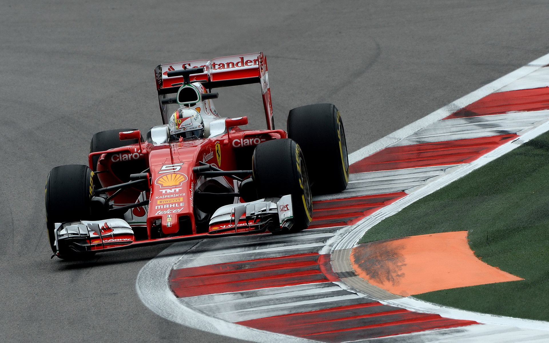 Vettel sice skončil třetí, ale se značným odstupem za Mercedesy