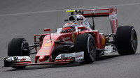 Kimi Räikkönen při pátečním tréninku za pužití DRS v Soči