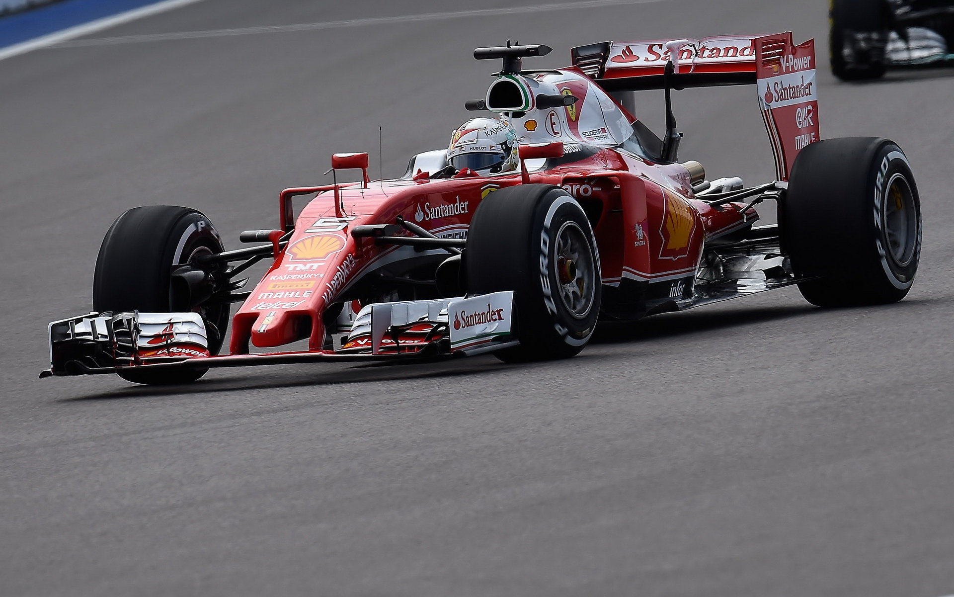Sebastian Vettel při pátečním tréninku v Soči