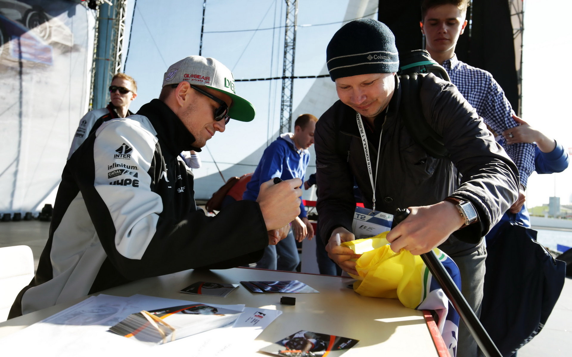 Nico Hülkenberg při autogramiádě v Soči