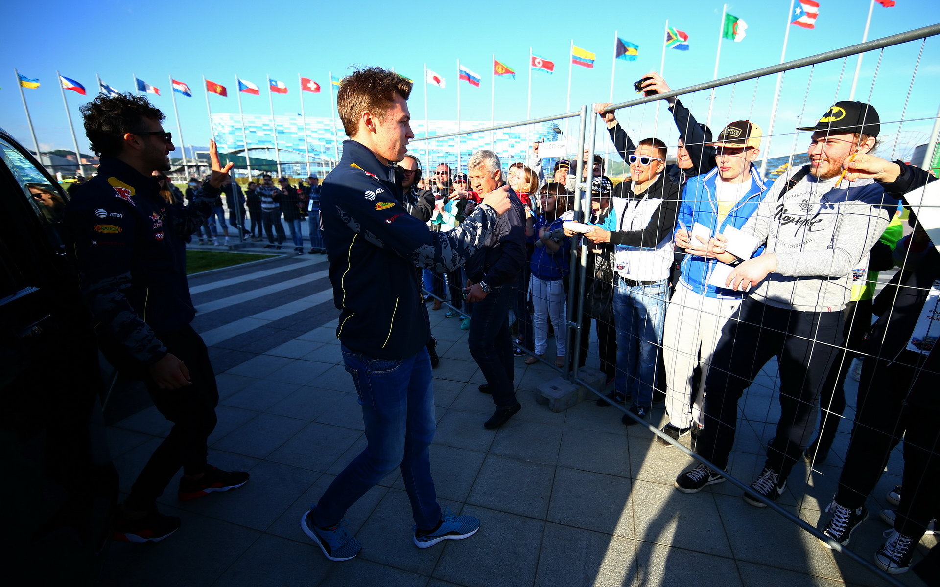 Daniel Ricciardo a Daniil Kvjat při autogramiádě v Soči