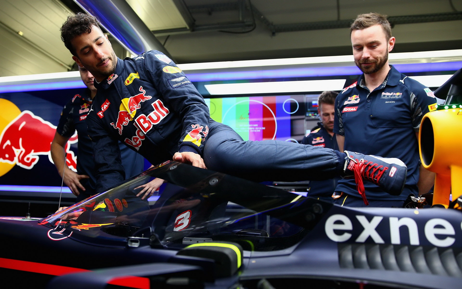 Daniel Ricciardo a ochrana kokpitu vozu Red Bull v Soči