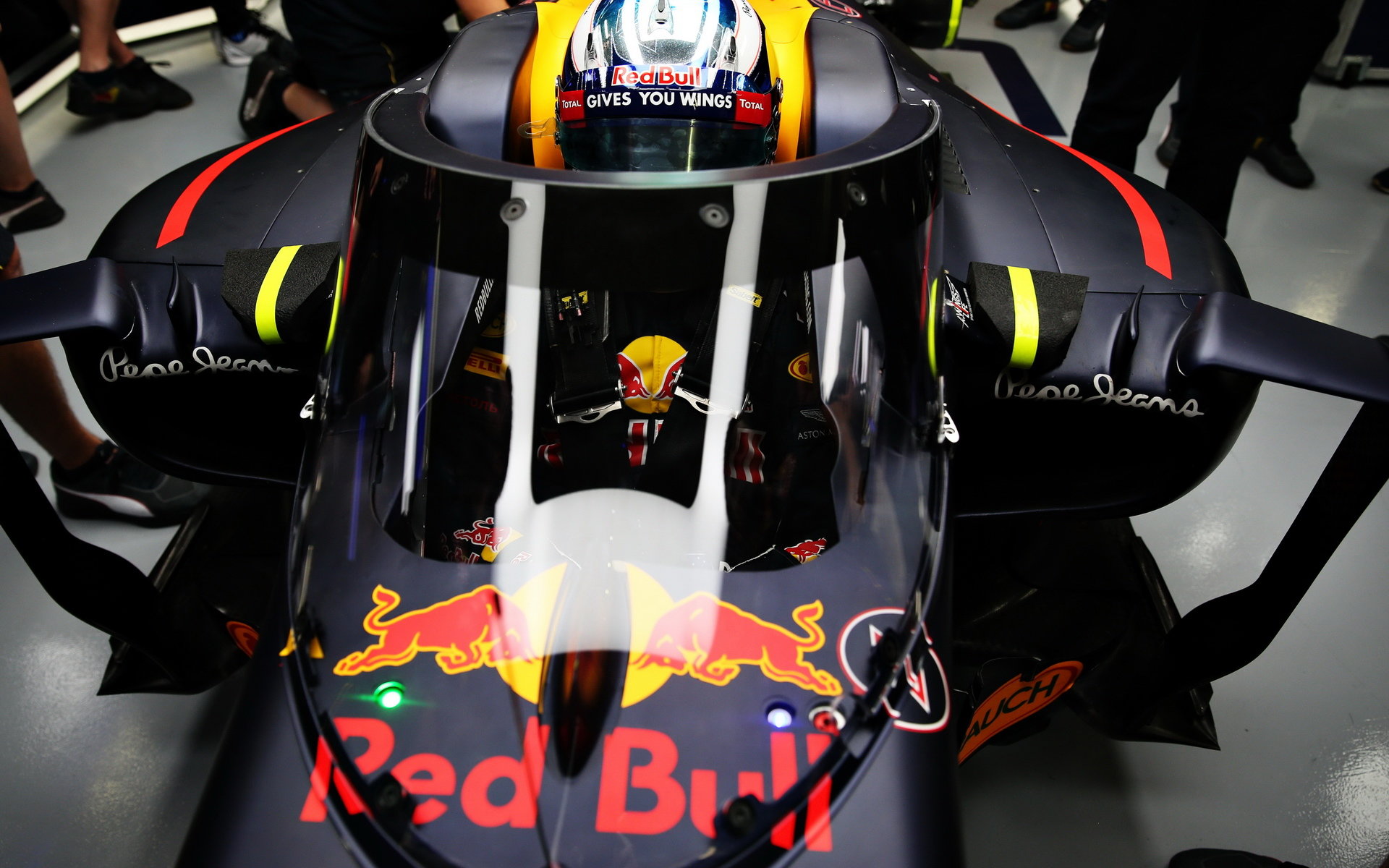 Daniel Ricciardo a ochrana kokpitu vozu Red Bull v Soči