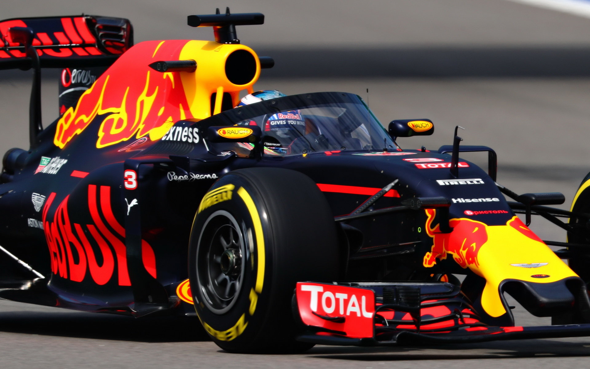 Daniel Ricciardo s ochranou kokpitu v 1. tréninku