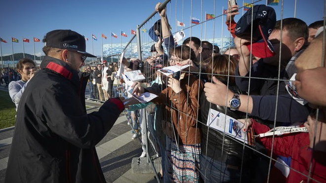 Lewis Hamilton při autogramiádě v Soči