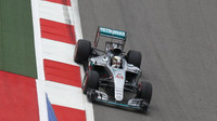 Lewis Hamilton při pátečním tréninku v Soči