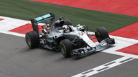 Lewis Hamilton při pátečním tréninku v Soči