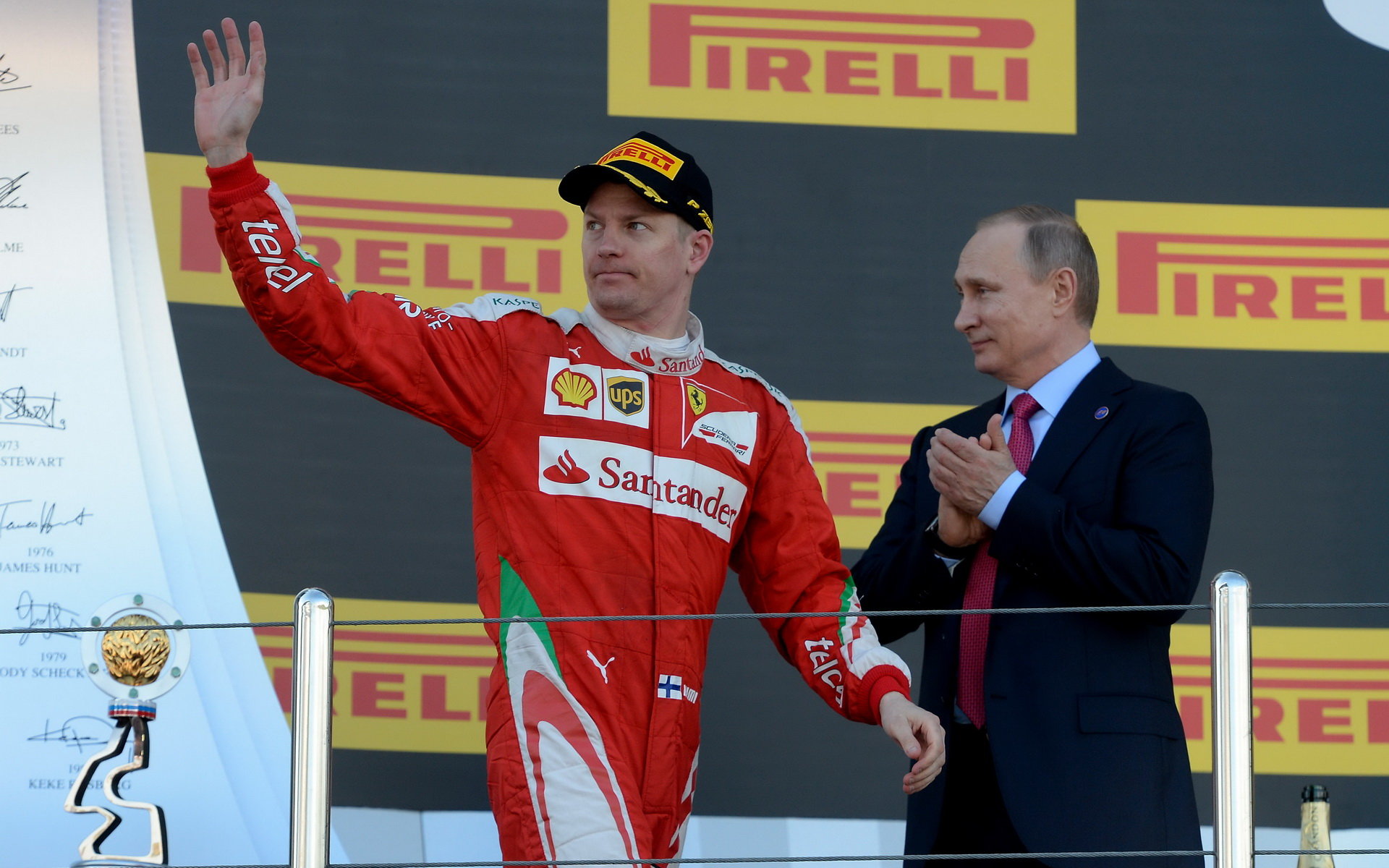 Vladimír Putin (vpravo) na pódiu po GP Ruska nikdy nechybí
