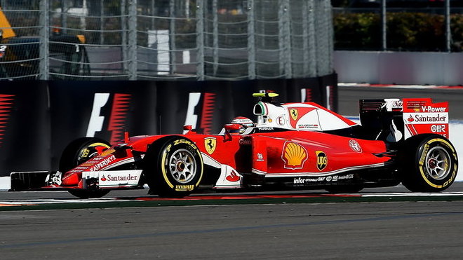 Kimi Räikkönen s Ferrari SF16-H v Rusku