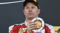 Kimi Räikkönen se svou trofejí po závodě v Soči