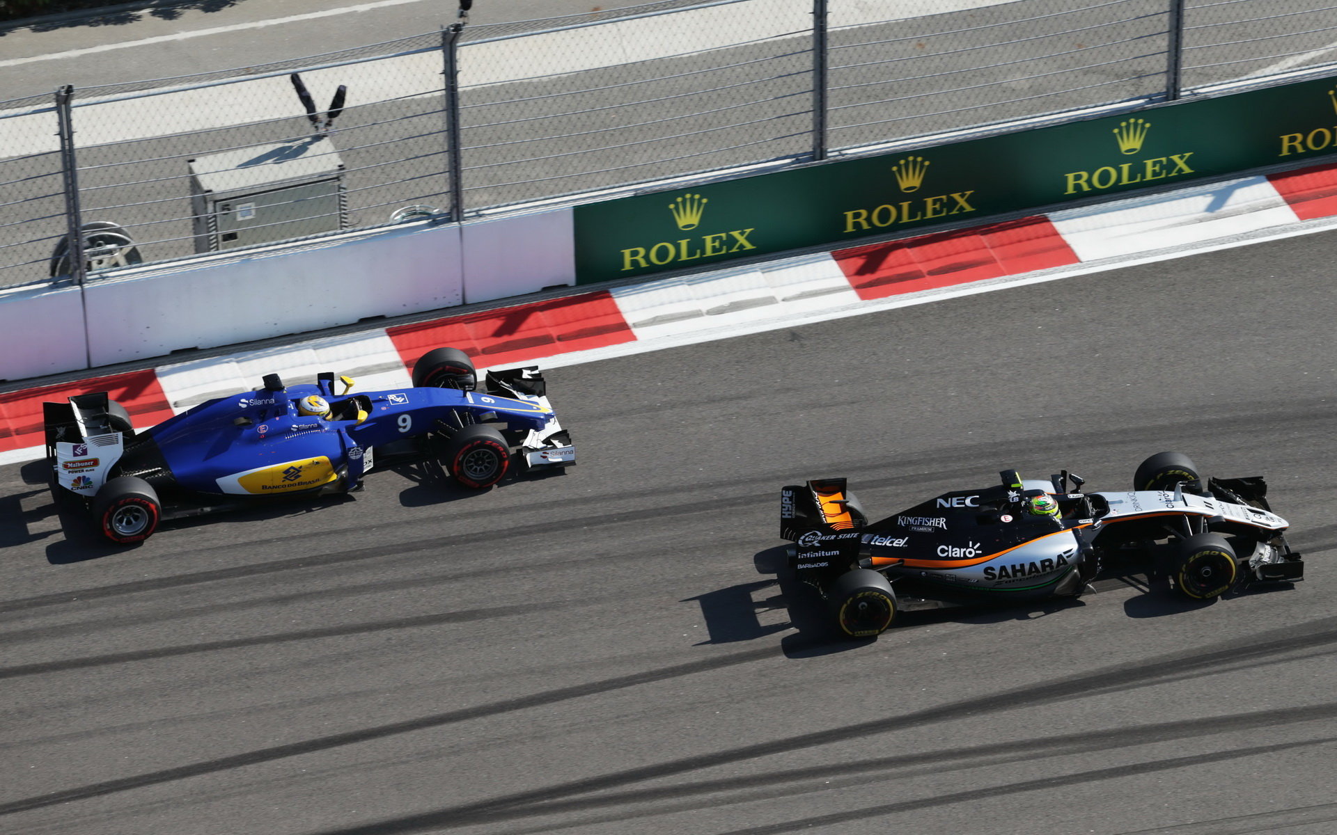 Sergio Pérez a Marcus Ericsson při závodě v Soči