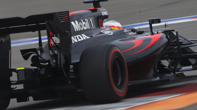 Fernando Alonso s McLarenem MP4-31 poháněným Hondou
