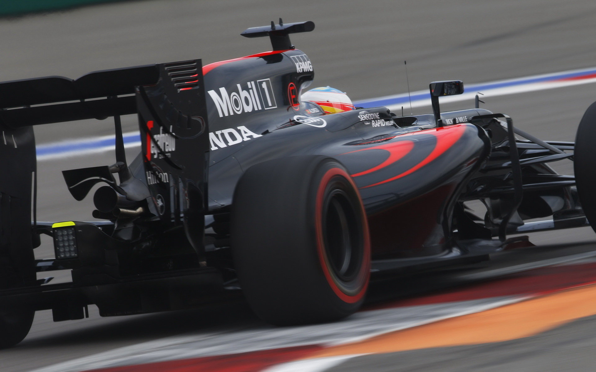 Fernando Alonso s McLarenem MP4-31 poháněným Hondou