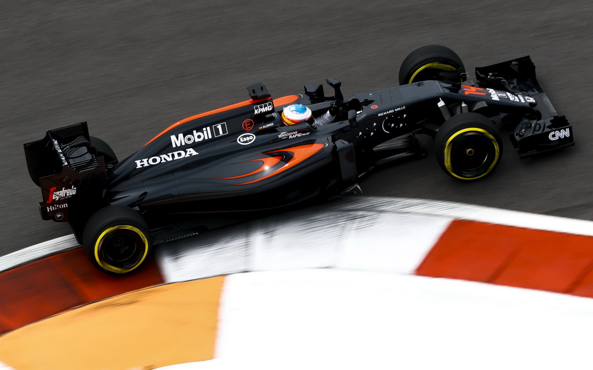Fernando Alonso si od McLarenu MP4-31 slibuje na domácí půdě další pokrok