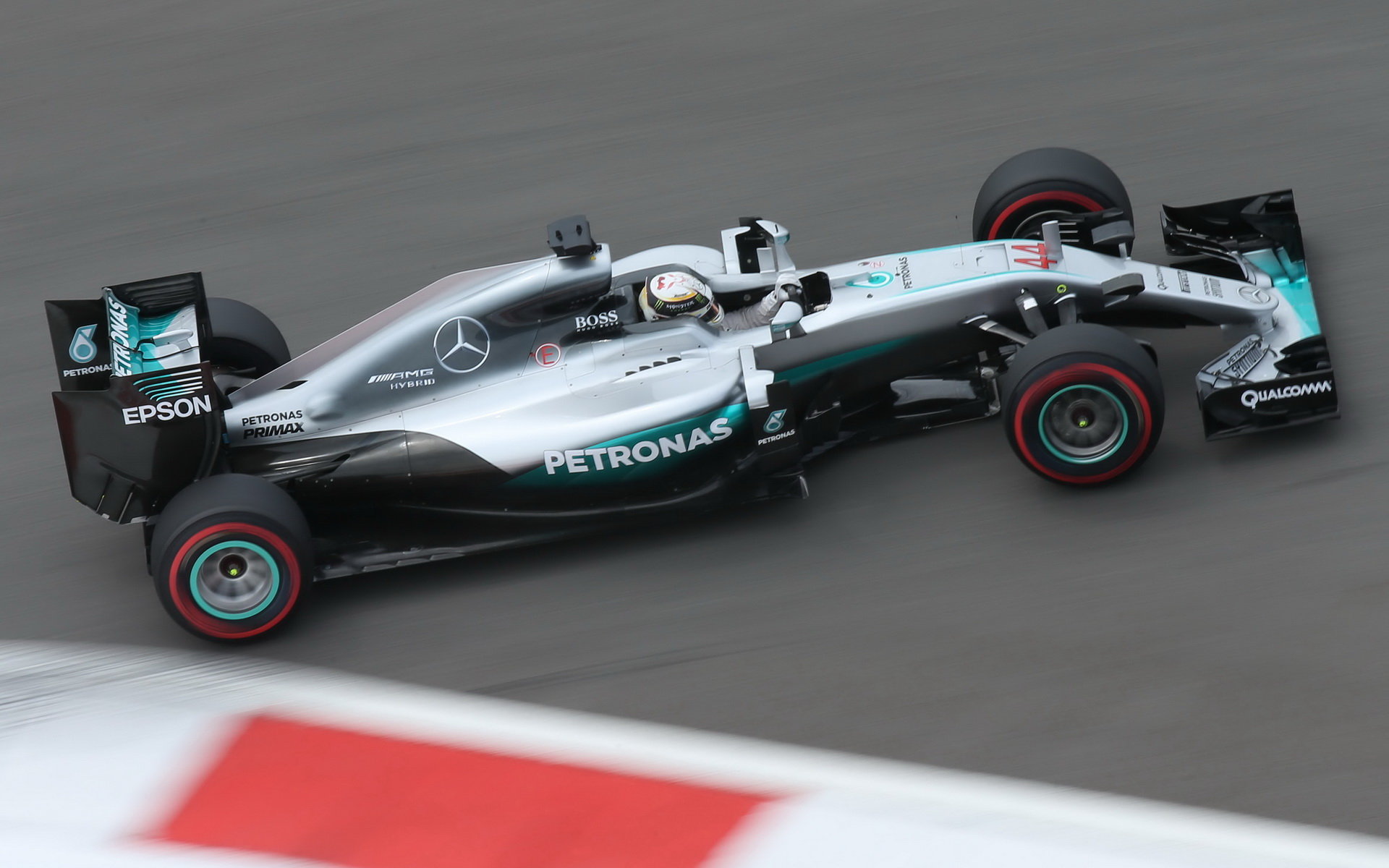 Lewis Hamilton při kvalifikaci v Soči