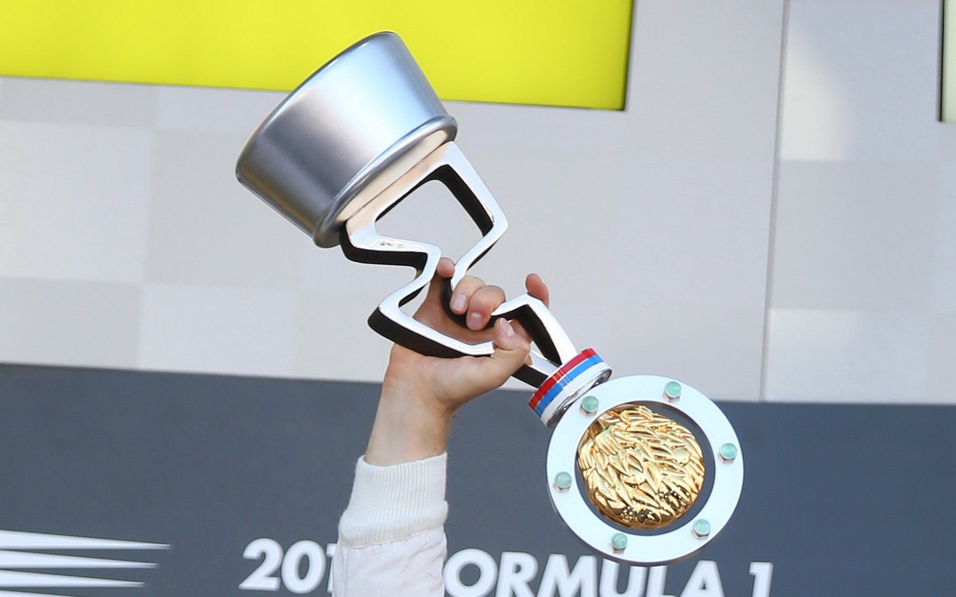 Trofej za vítězství Nica Rosberga v Soči