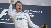 Nico Rosberg se raduje z vítězství po závodě v Soči