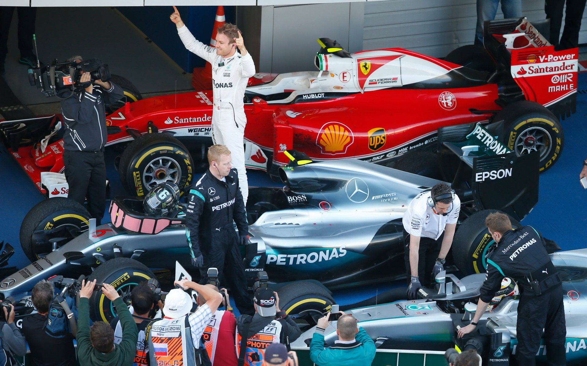 Nico Rosberg se raduje z vítězství po závodě v Soči