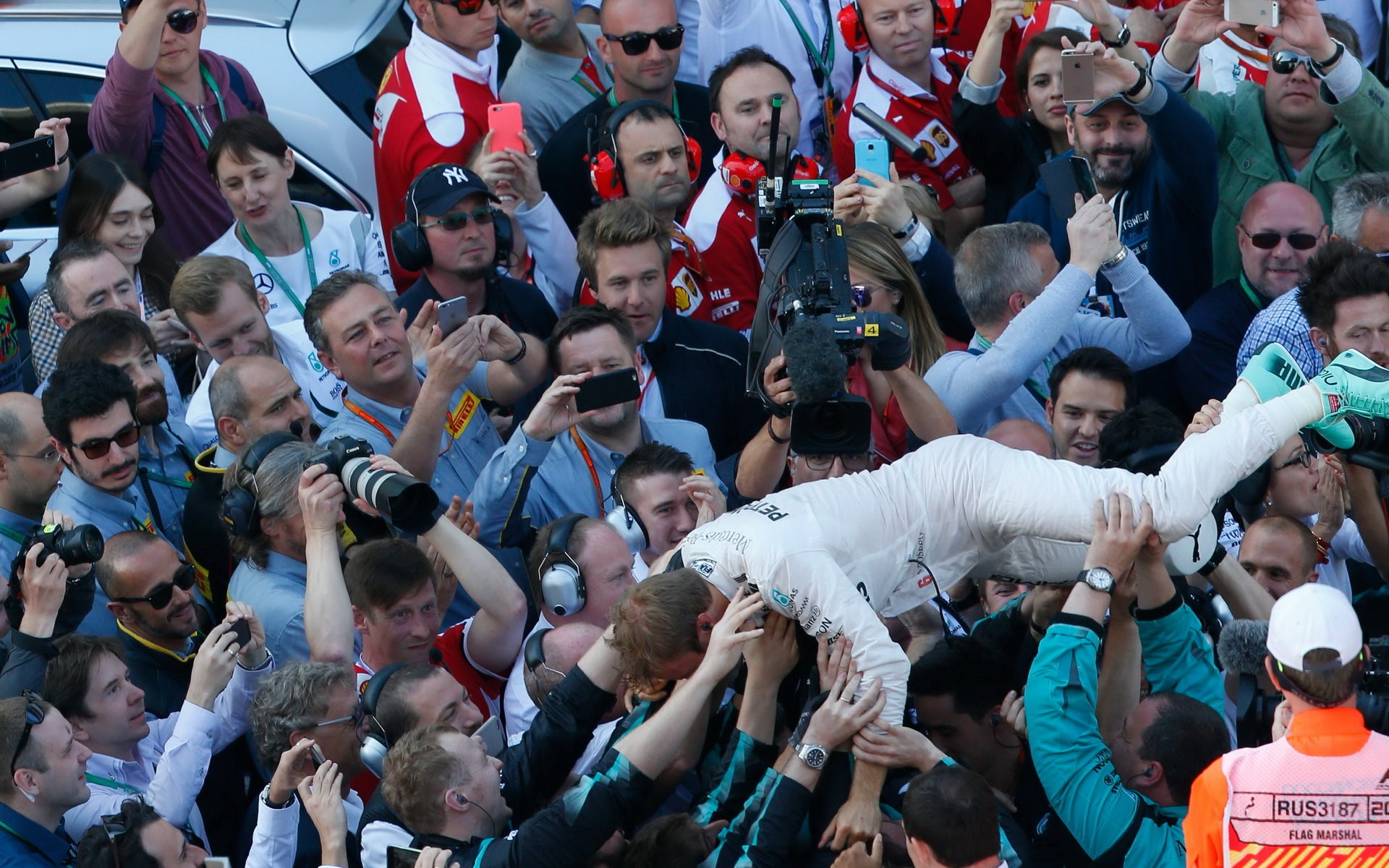 Nico Rosberg se raduje z vítězství se svými mechani po závodě v Soči