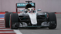 Lewis Hamilton při závodě v Soči