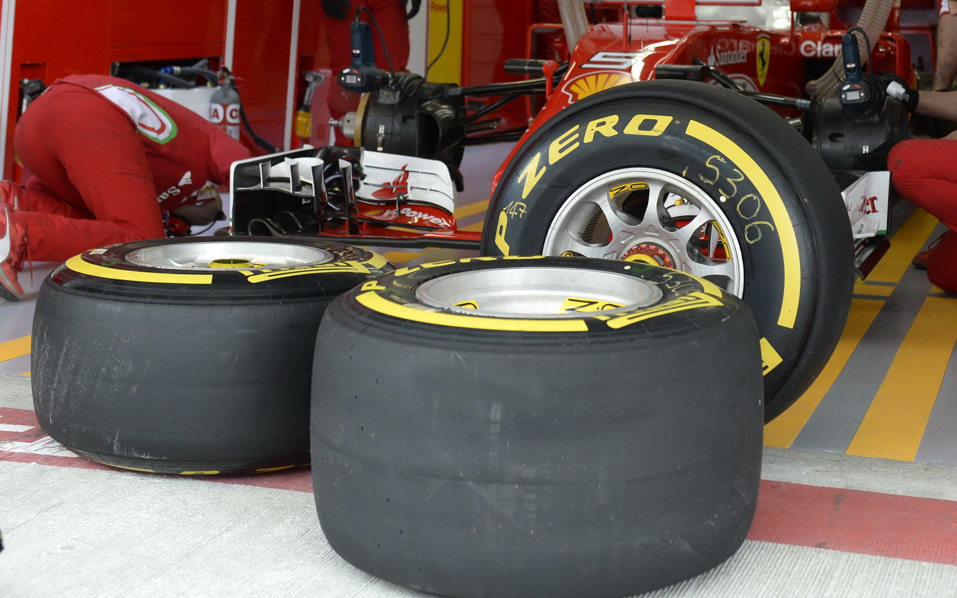 Pneumatiky pro Ferrari při kvalifikaci v Soči