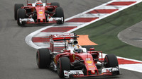 Sebastian Vettel a Kimi Räikkönen při kvalifikaci v Soči