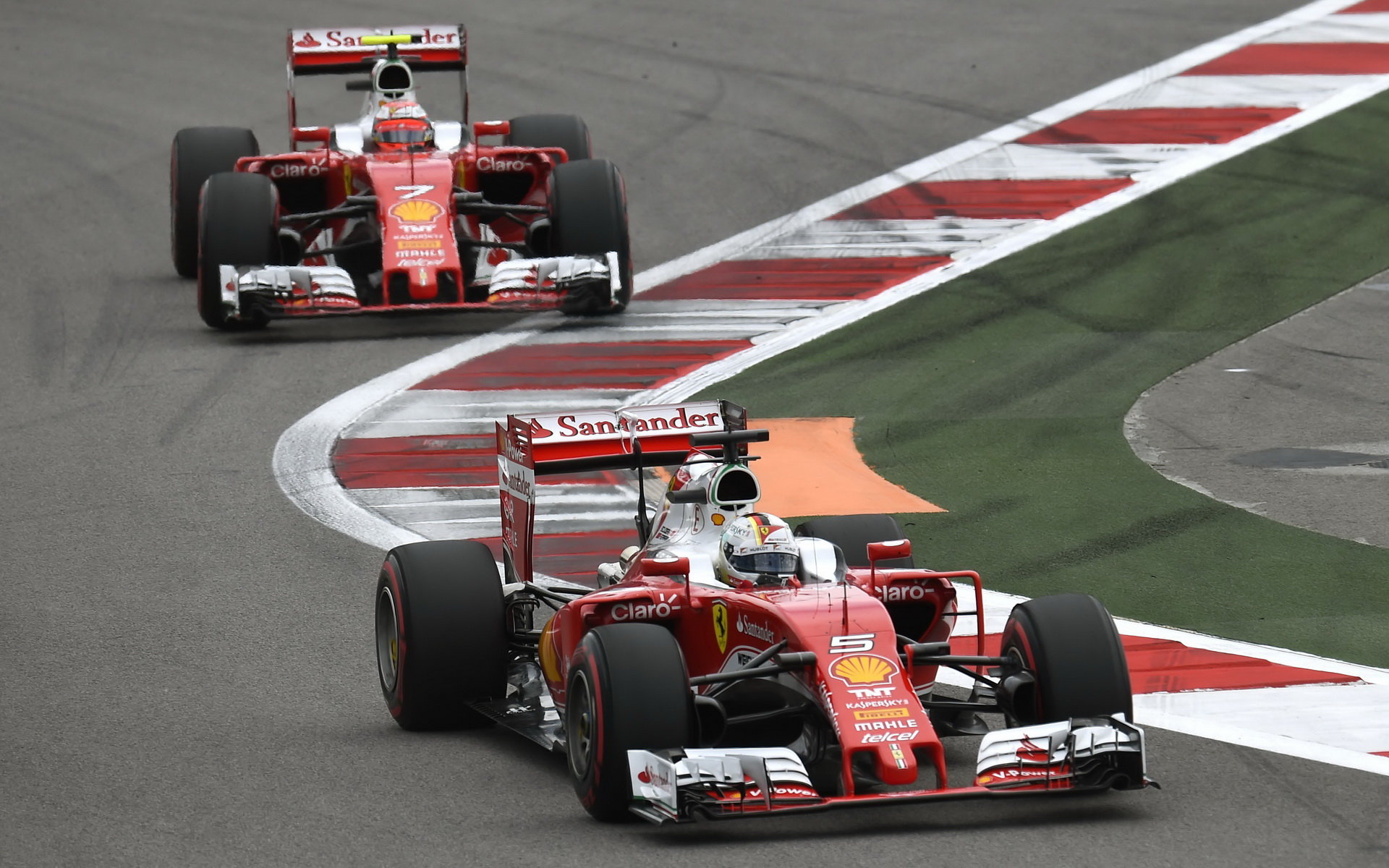 Vettel skončil hned po startu, Ferrari tak opět nezajelo "čistý závod"