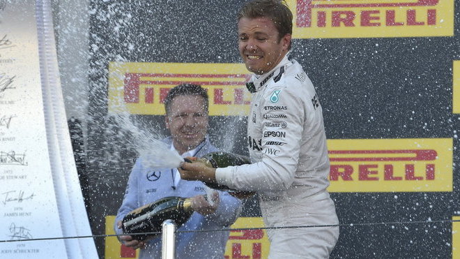 Nico Rosberg oslavuje vítězství na pódiu po závodě v Soči