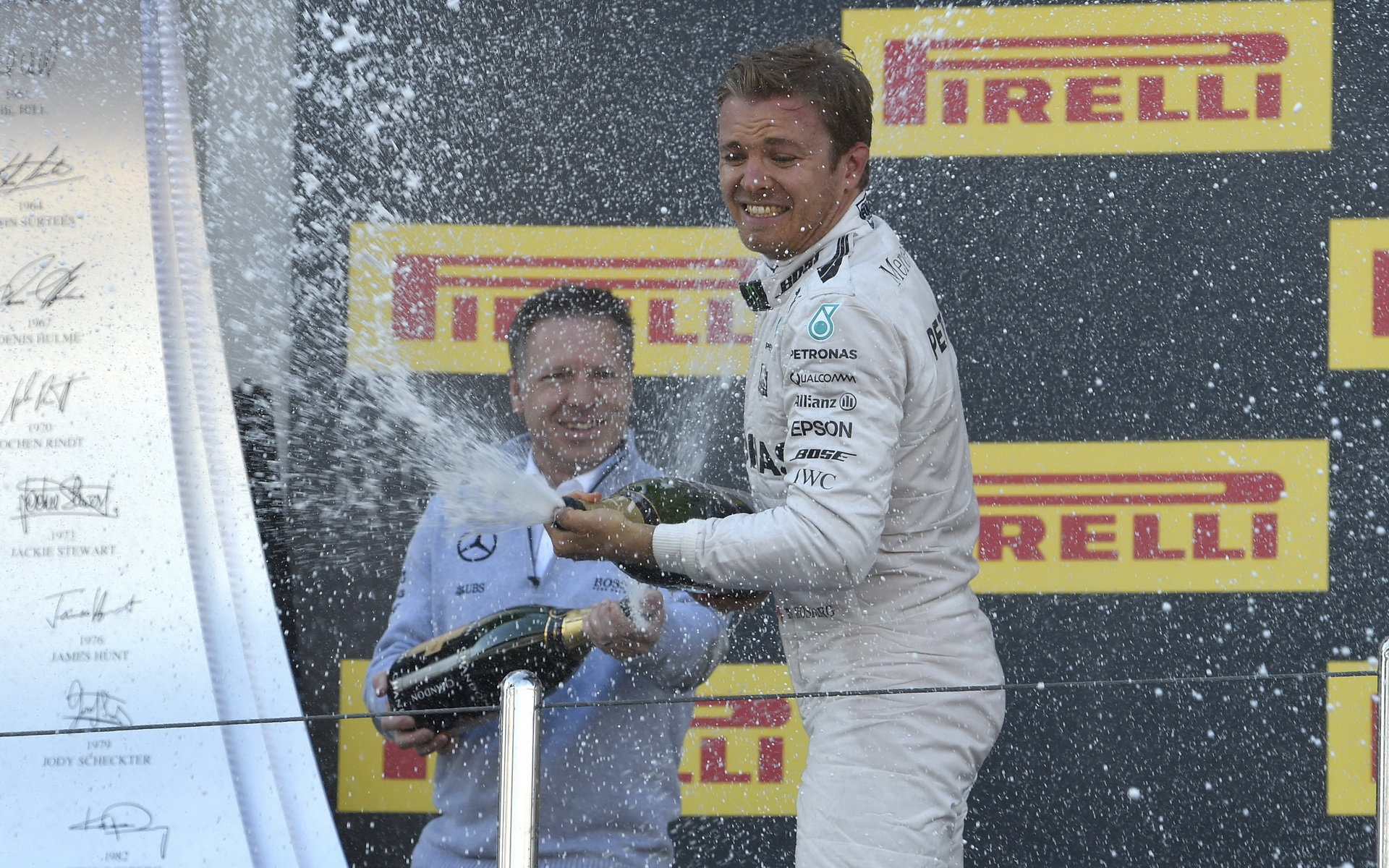 Nico Rosberg oslavuje vítězství na pódiu po závodě v Soči
