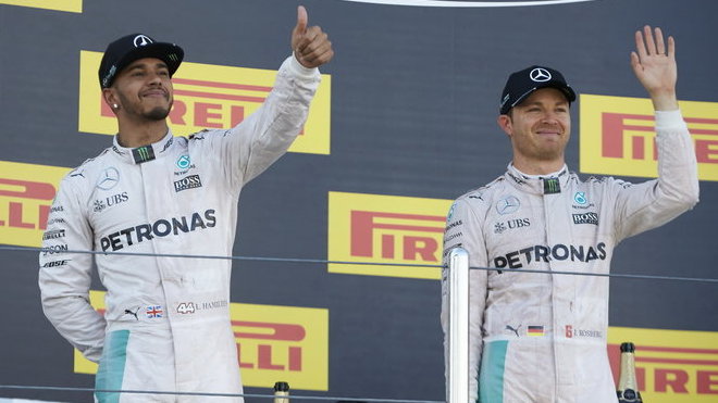 Lewis Hamilton a Nico Rosberg na pódiu po závodě v Soči