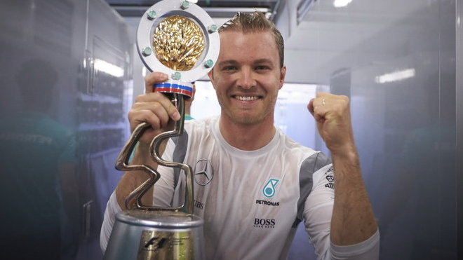 Nico Rosberg se svou trofejí po závodě v Soči