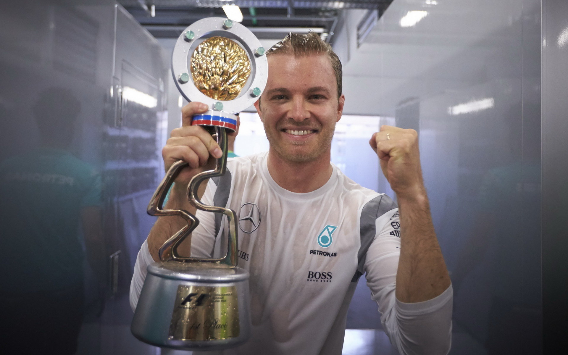 Nico Rosberg se svou trofejí po závodě v Soči