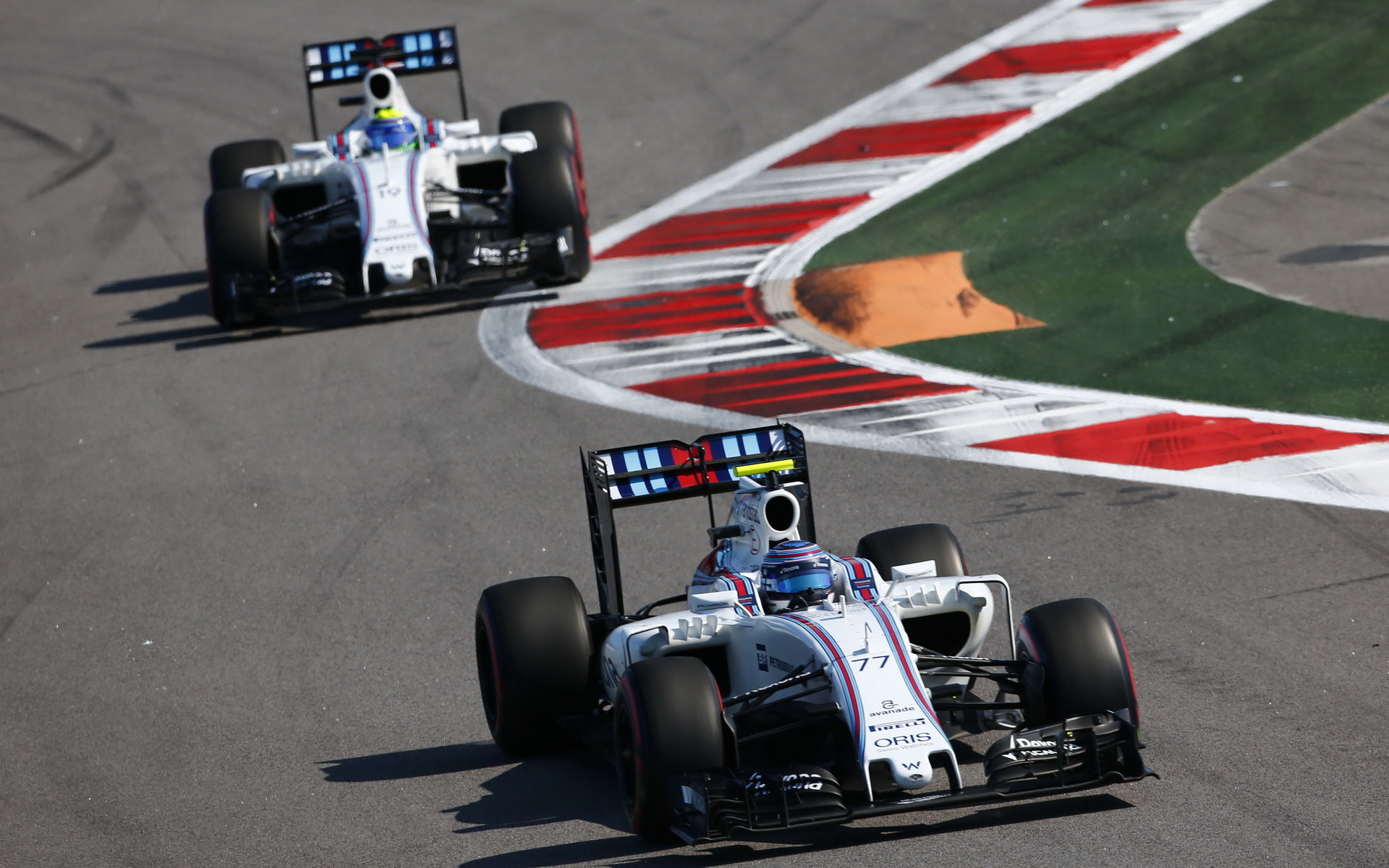 Valtteri Bottas a Felipe Massa při závodě v Soči