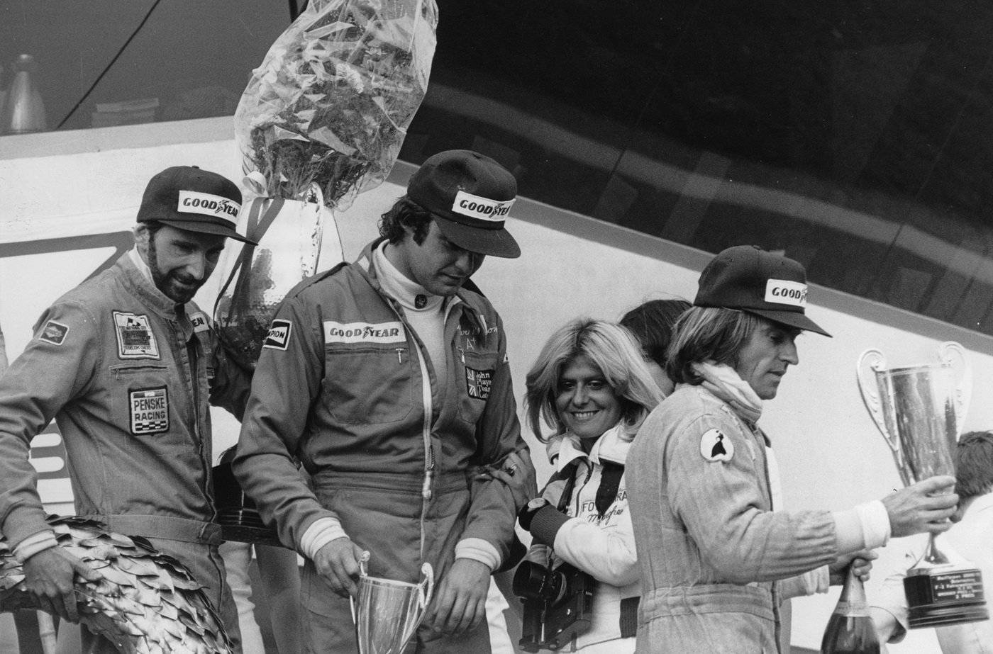 Grand Prix Rakouska 1976 - Watson naposledy jako vousatý pilot. Spolu s ním na stupních vítězů Gunnar Nilsson (uprostřed) a Jacques Laffite (vpravo)