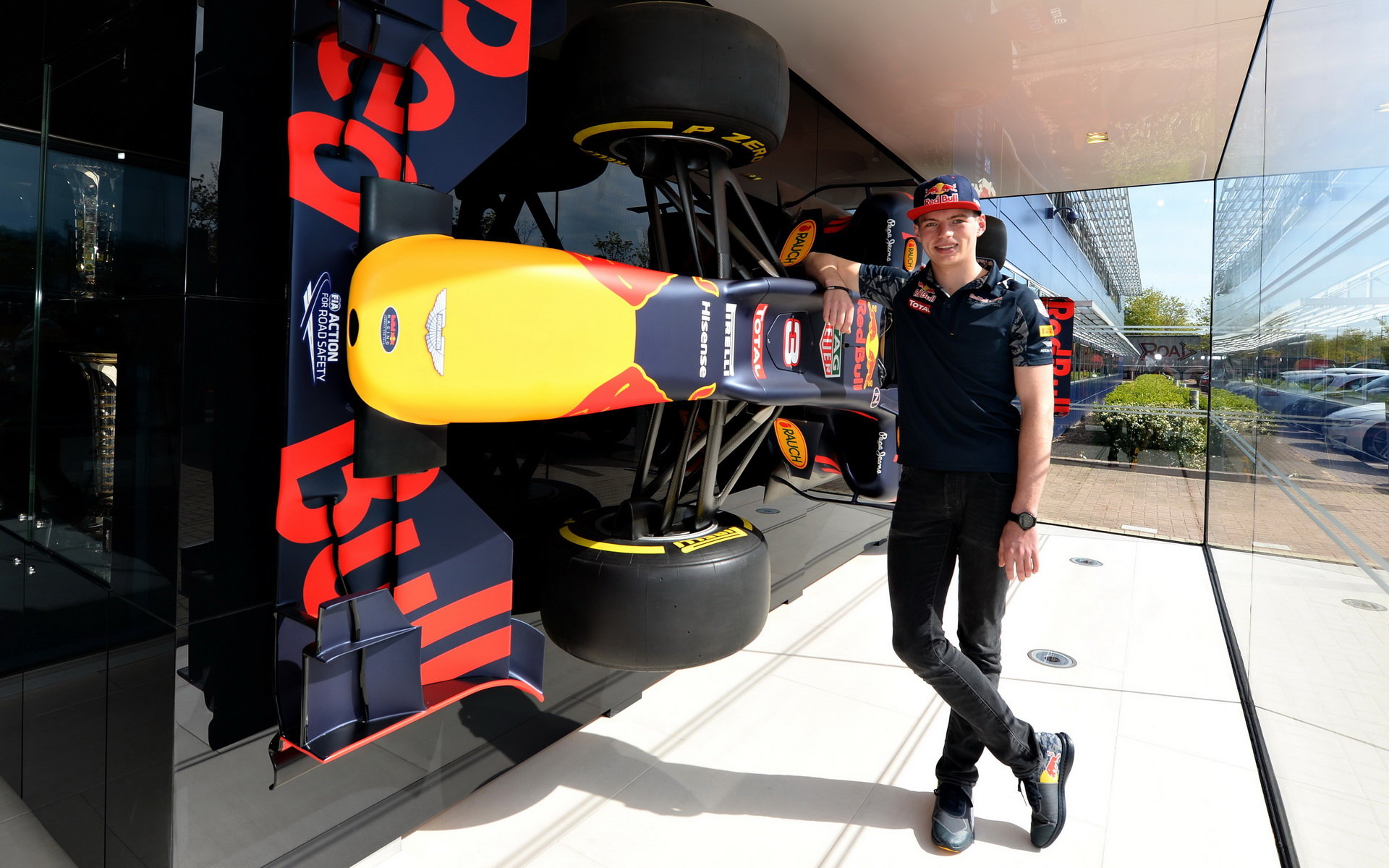 Max Verstappen už pracuje v Milton Keynes, na svůj debut v Barceloně se už těší