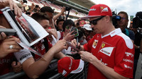 Kimi Räikkönen při autogramiádě v Barceloně