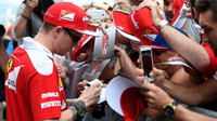 Kimi Räikkönen při autogramiádě v Barceloně
