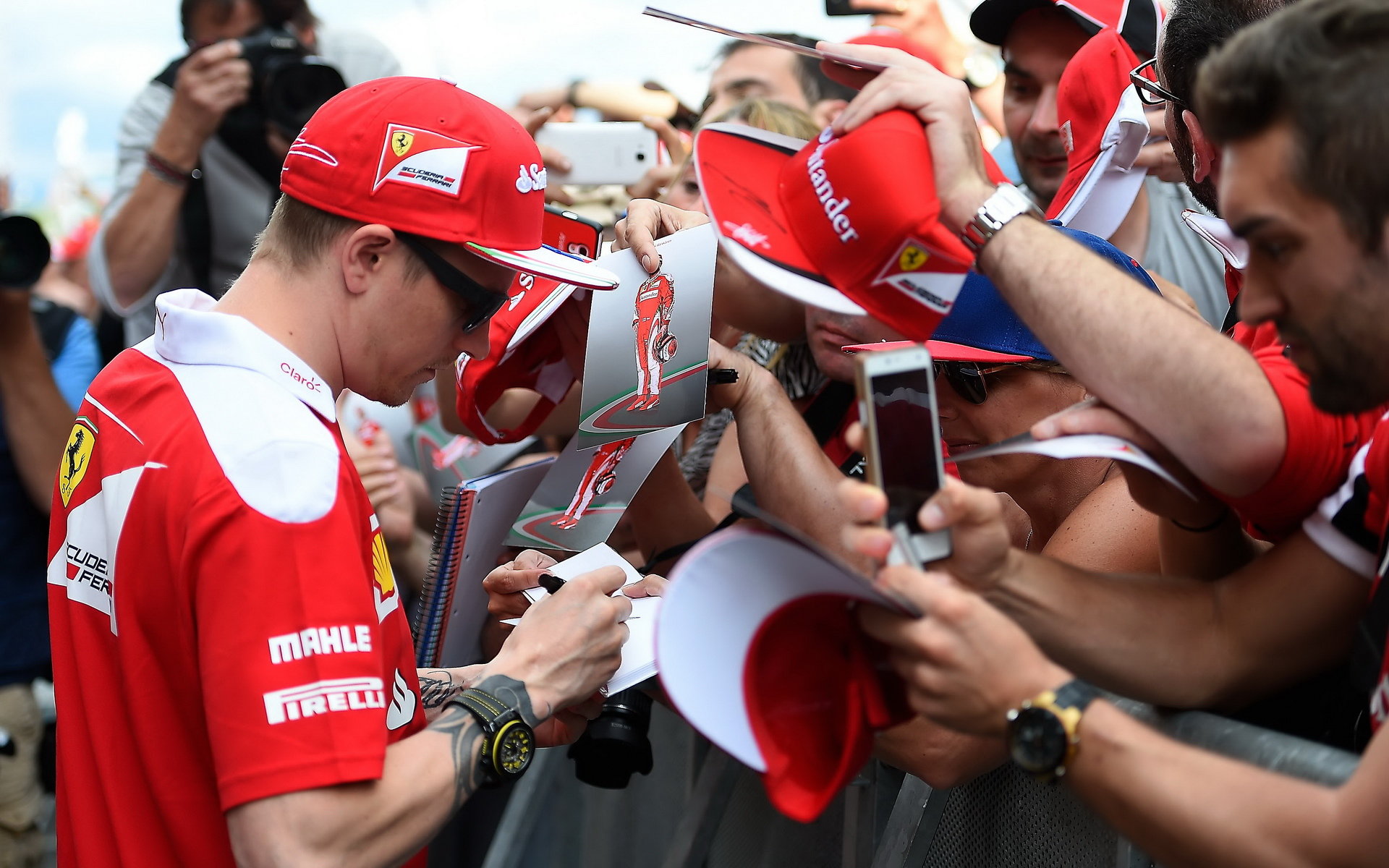 Kimi Räikkönen při autogramiádě v Barceloně