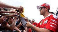 Sebastian Vettel při autogramiádě v Barceloně
