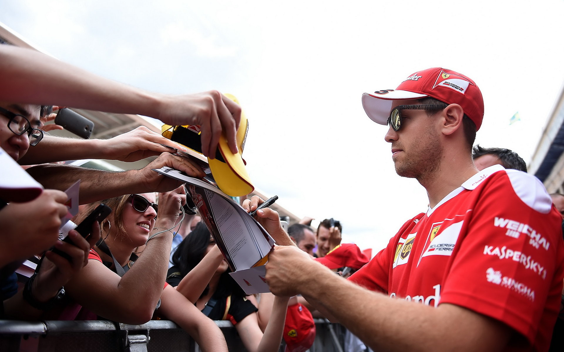 Sebastian Vettel při autogramiádě v Barceloně