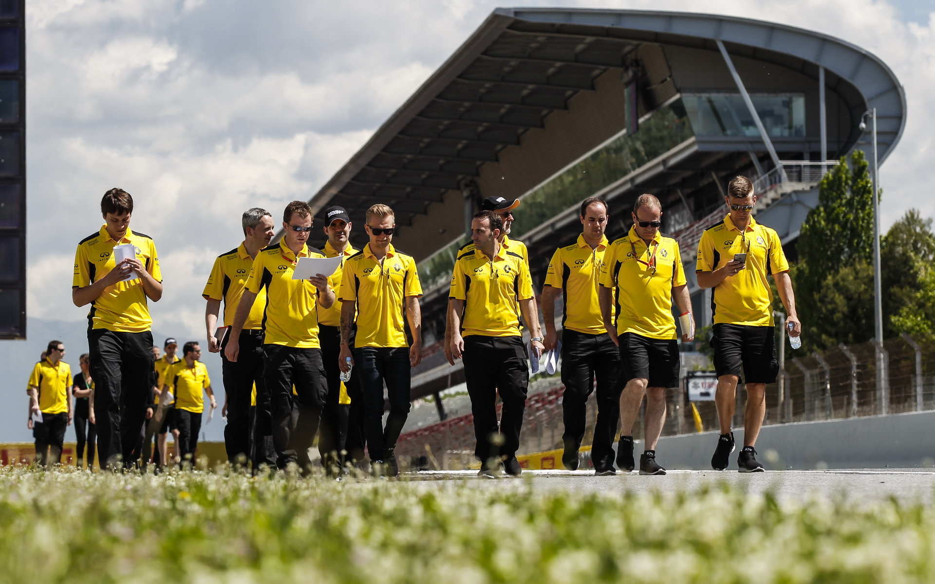 Kevin Magnussen se s týmem seznamují s tratí v Barceloně