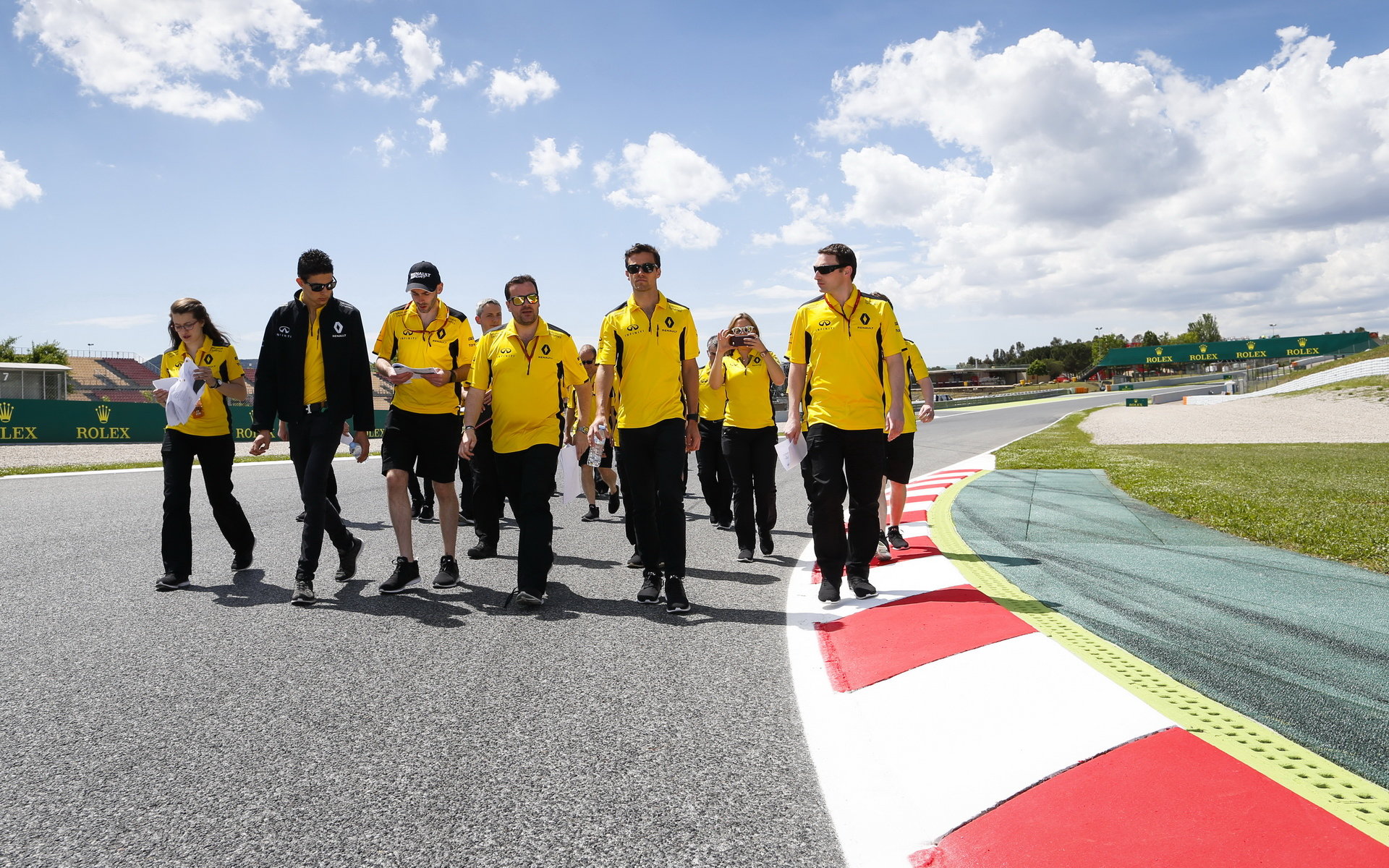 Esteban Ocon a Jolyon Palmer se s týmem seznamují s tratí v Barceloně