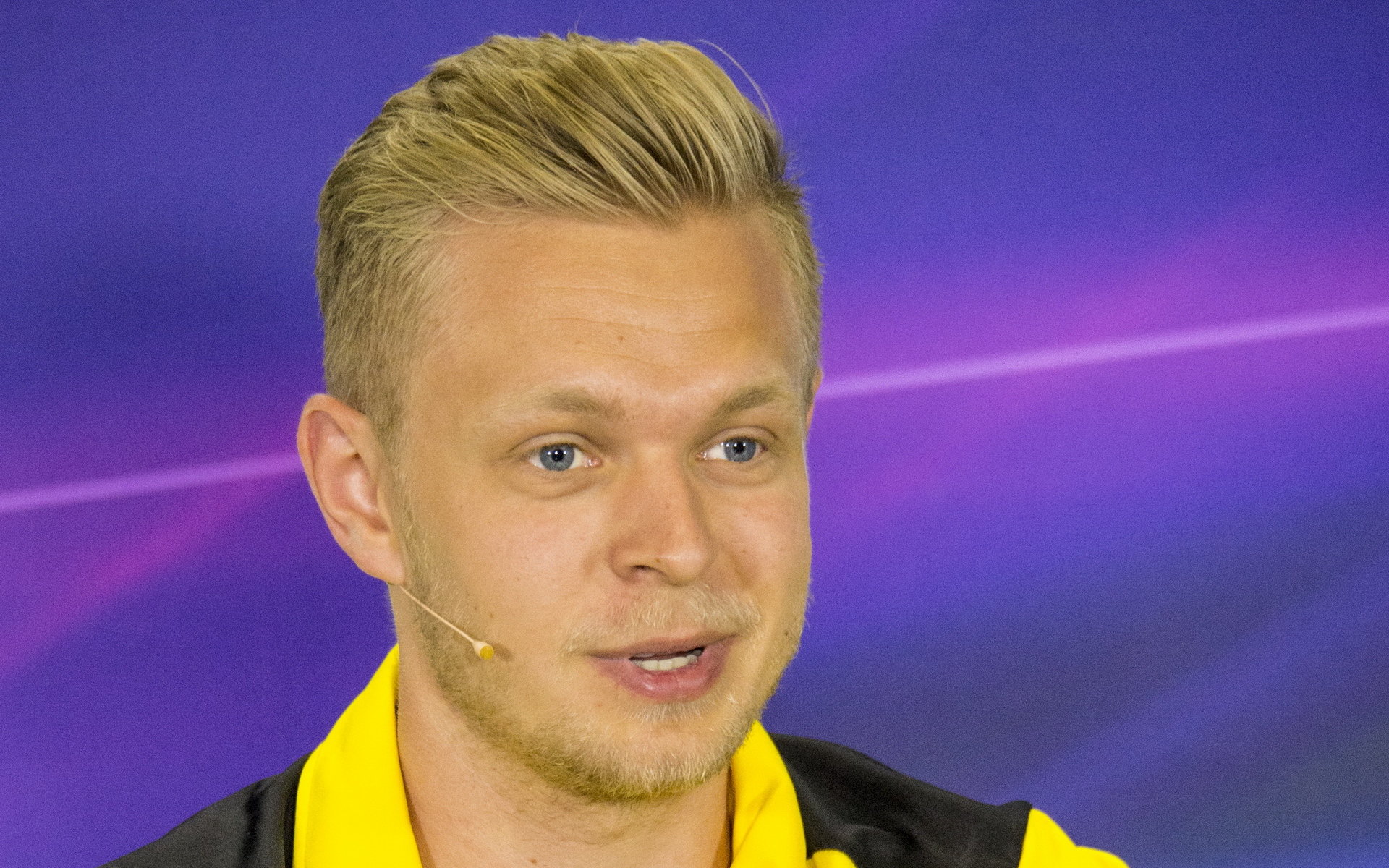 Kevin Magnussen na tiskovce v Barceloně